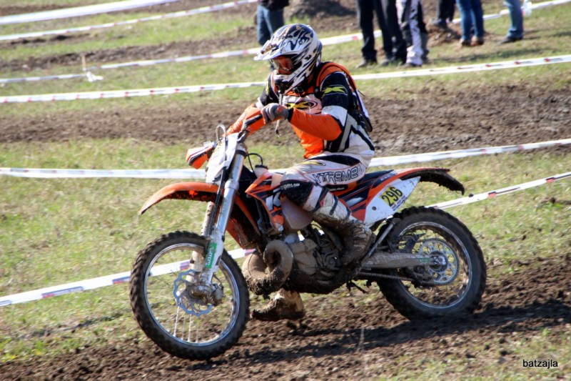 Ervin v akciji. Dvotaktnih 300 'kubikov' je v enduru cenjen paket.