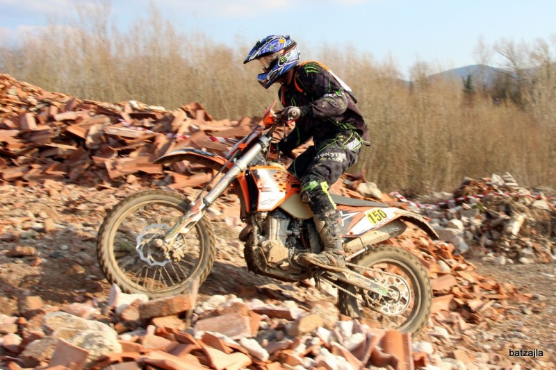 Žiga preko nasutih zidakov. Izbira terena je bila pestra.