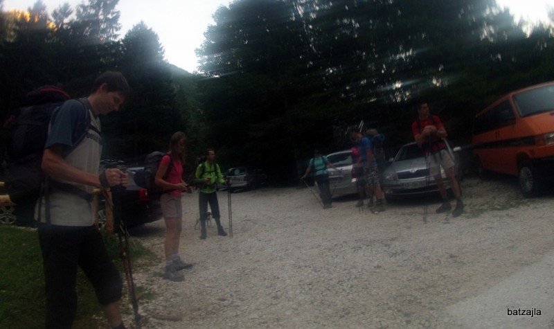 Jutranji hlad na parkirišču v Lepeni. Tri dni kasneje je bilo isto parkirišče nabito polno.