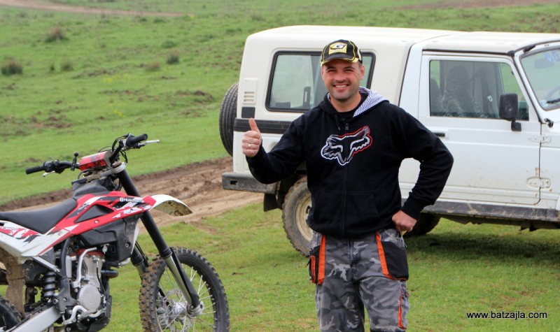 Martin, bivši dirkač, upravnik proge in inštruktor motokrosa in endura.